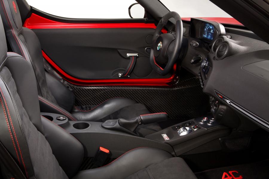 Интерьер Alfa Romeo 4C Launch Edition (960) 2013 года  (WW) (фото 7 из 19)